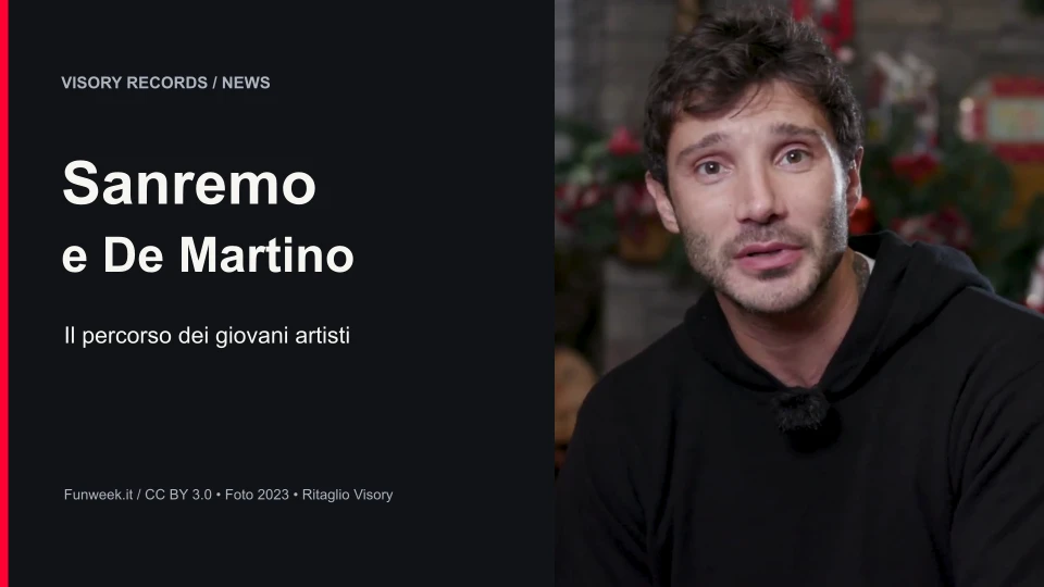 Stefano De Martino durante un’intervista del 2023, accanto al titolo Sanremo e De Martino.